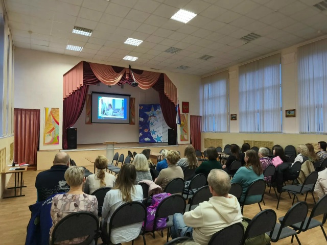 Родителей будущих выпускников приглашают на онлайн-встречу о поступлении в колледжи и техникумы!