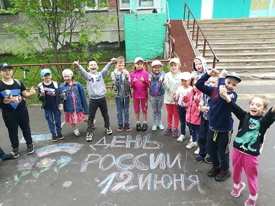 На летних площадках центра "Радуга", организованных совместно со школами, проходят мероприятия, посвященные ДНЮ РОССИИ!